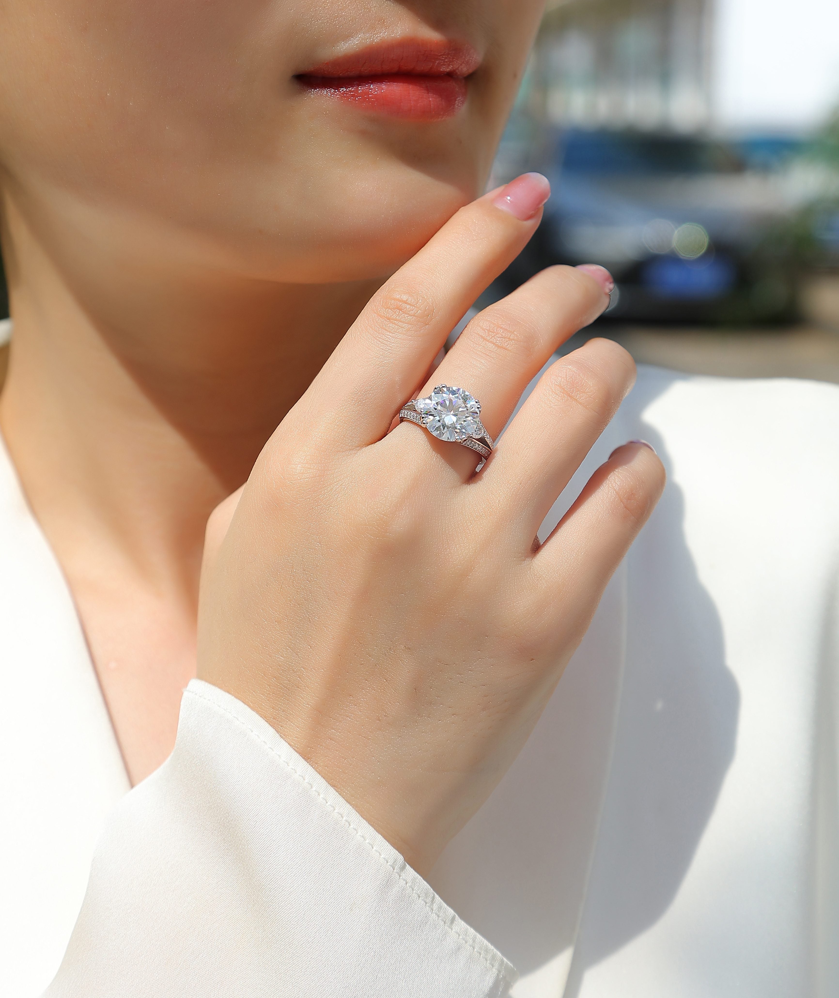 Elegant Radiance - A Fashionable And Luxurious Jewelry Piece Set With 5-carat Moissanite S925 Sterling Silver And Platinum-plated Diamond